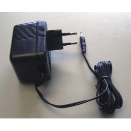 NC-18 - Cargador lento para baterías YAESU/CYBERCOM (FT-23/H-112/H-412).
