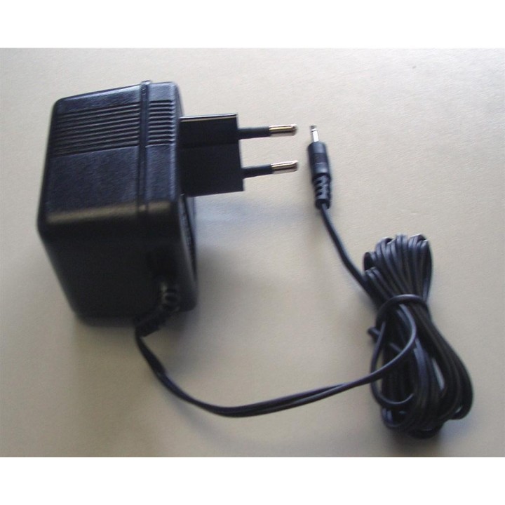 NC-18 - Cargador lento para baterías YAESU/CYBERCOM (FT-23/H-112/H-412).