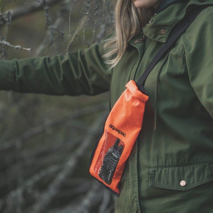FUNDA WALKIE AQUAPAC STORMPROOF 214 NARANJA