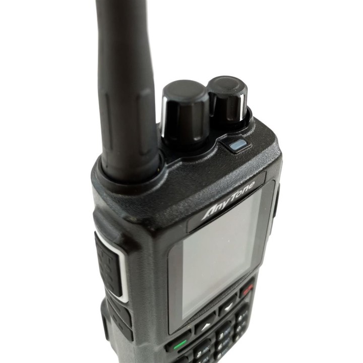 Transceptor portátil analógico / digital DMR para radioaficionados 144 / 430 MHz.