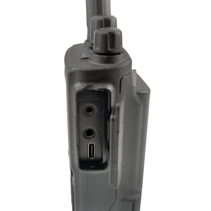 Transceptor portátil analógico / digital DMR para radioaficionados 144 / 430 MHz.